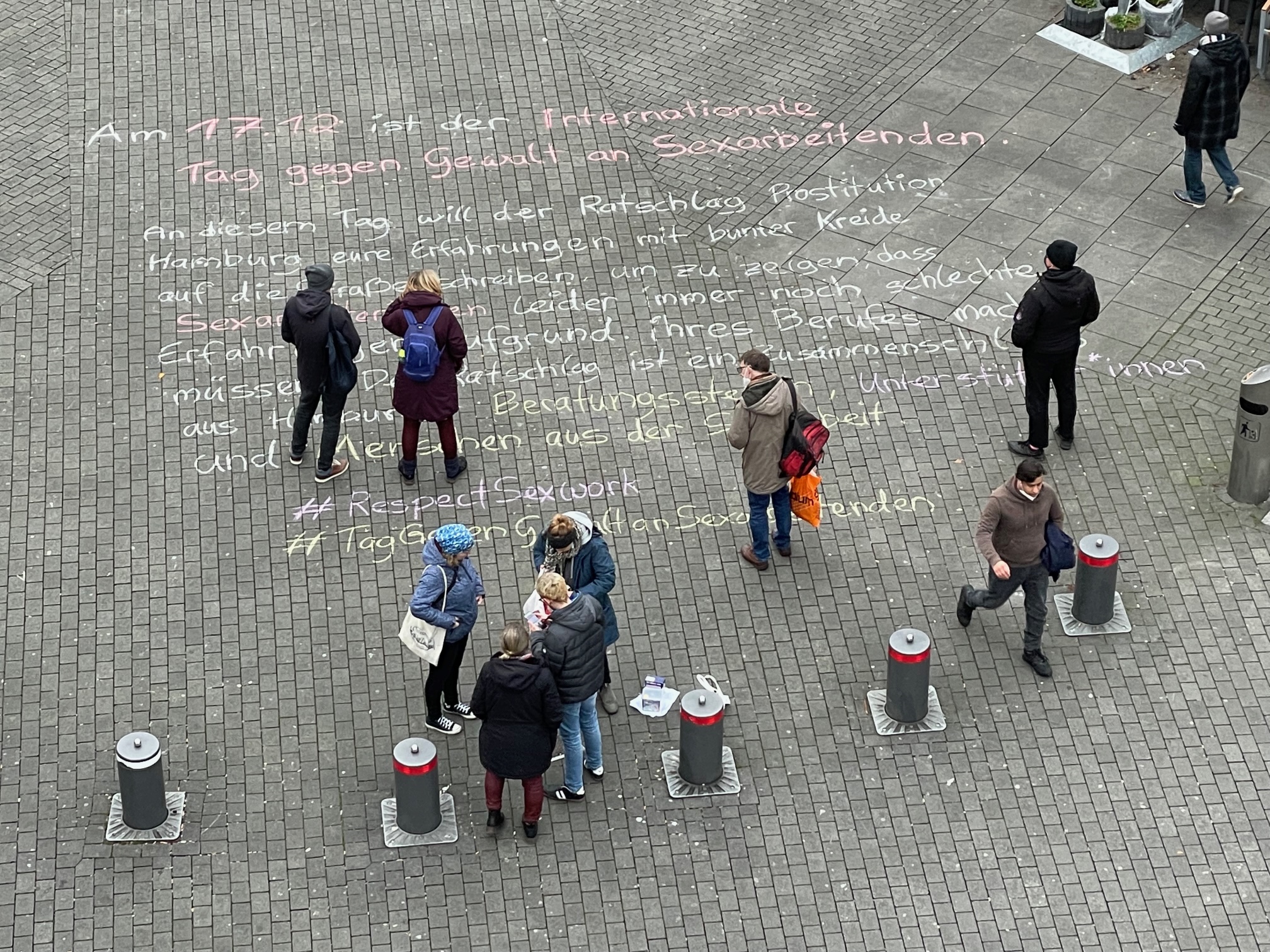 “WIR KREIDEN AN”: Aktion des Ratschlag Hamburg im Rotlichtviertel zum Tag gegen Gewalt an Sexarbeitenden