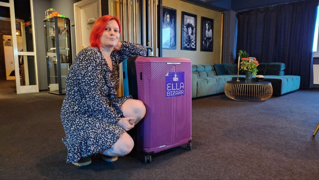 Ella Bizarr mit Koffer Reise Domina Mentoring