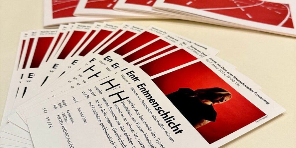 Foto eines Flyers auf einem Tisch für eine Lesung mit Huschke Mau